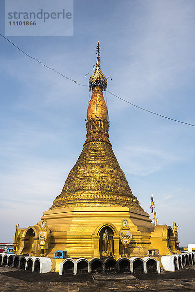 Die goldene Stupa des Klosters Zwegabin  Hpa An  Bundesstaat Kayin (Karen-Staat)  Myanmar (Burma)  Asien