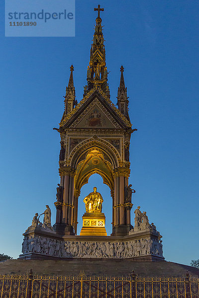 Das Albert Memorial in Kensington Gardens bei Sonnenuntergang  London  England  Vereinigtes Königreich  Europa