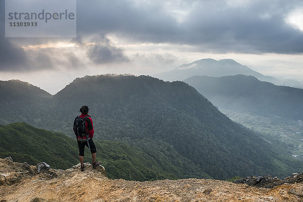 Tourist auf dem Gipfel des Vulkans Sibayak bei Sonnenaufgang  Berastagi (Brastagi)  Nordsumatra  Indonesien  Südostasien  Asien