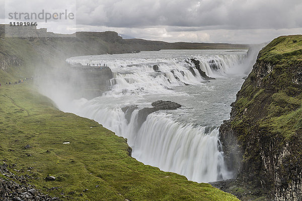 Gullfoss (Goldener Wasserfall)  ein Wasserfall in der Schlucht des Flusses Hvita im Südwesten Islands  Polarregionen