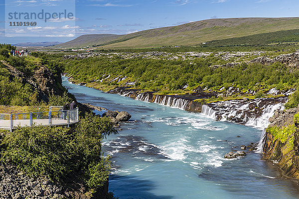 Hraunfossar  eine Reihe von Wasserfällen  die in den Fluss Hvita münden  Borgarfjordur  Westisland  Polarregionen