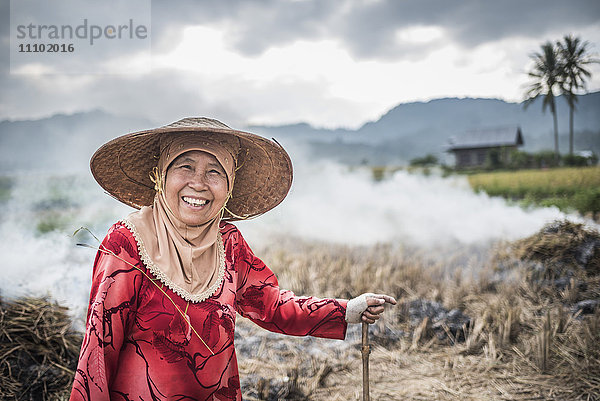 Porträt eines Landwirts beim Verbrennen von Reisfeldern  Bukittinggi  West Sumatra  Indonesien  Südostasien  Asien