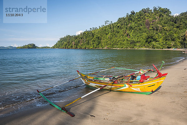 Traditionelles indonesisches Fischerboot am Strand des Fischerdorfs Sungai Pinang  in der Nähe von Padang in West-Sumatra  Indonesien  Südostasien  Asien