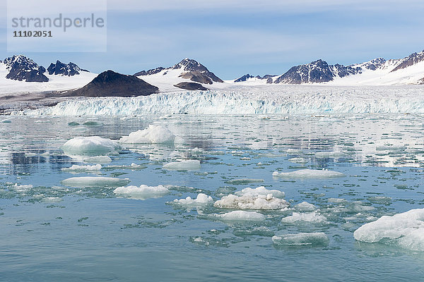 Lilliehook-Gletscher im Lilliehook-Fjord  einem Seitenarm des Kreuzfjords  Insel Spitzbergen  Svalbard-Archipel  Arktis  Norwegen  Skandinavien  Europa