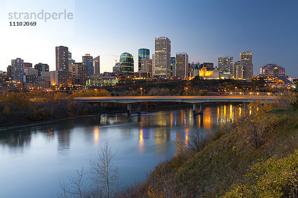 Blick auf die Skyline von Edmonton  die sich im North Saskatchewan River spiegelt  Edmonton  Alberta  Kanada  Nordamerika