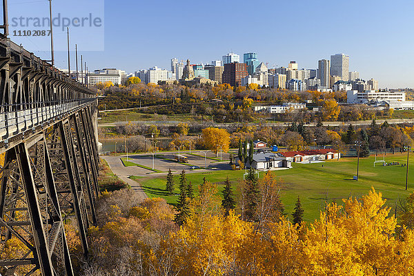 Blick auf die Skyline von Edmonton und die High Level Bridge im Herbst  Edmonton  Alberta  Kanada  Nordamerika