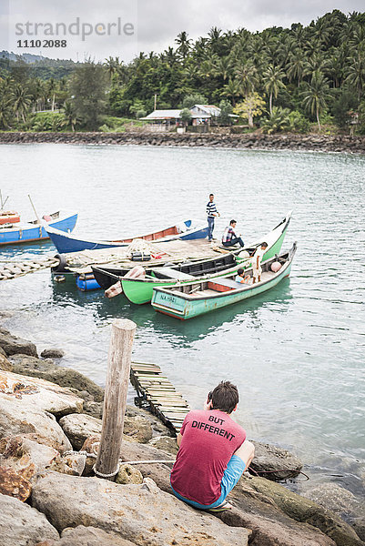Tourist fotografiert Fischer auf der Insel Pulau Weh  Provinz Aceh  Sumatra  Indonesien  Südostasien  Asien