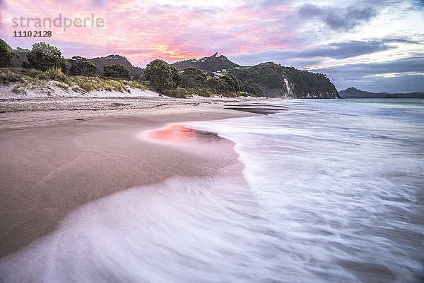 Sonnenuntergang am Strand von Hahei  Coromandel-Halbinsel  Nordinsel  Neuseeland  Pazifik