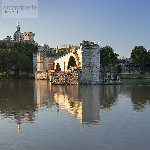 Brücke St. Benezet über die Rhone mit dem Papstpalast dahinter  UNESCO-Weltkulturerbe  Avignon  Vaucluse  Provence-Alpes-Cote d'Azur  Frankreich  Europa