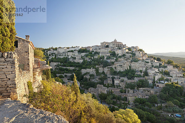 Dorf Gordes mit Burg und Kirche bei Sonnenaufgang  Provence  Provence-Alpes-Cote d'Azur  Frankreich  Europa