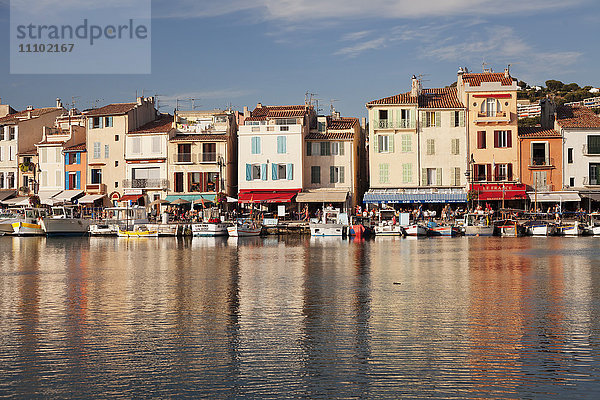 Fischerboote am Hafen  Restaurants und Straßencafés an der Promenade  Cassis  Provence  Provence-Alpes-Cote d'Azur  Frankreich  Mittelmeer  Europa