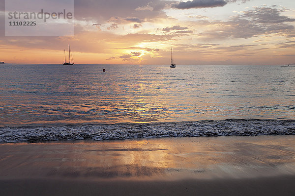 Sonnenuntergang am Strand Playa de las Vistas  Playa de Los Cristianos  Los Cristianos  Teneriffa  Kanarische Inseln  Spanien  Europa