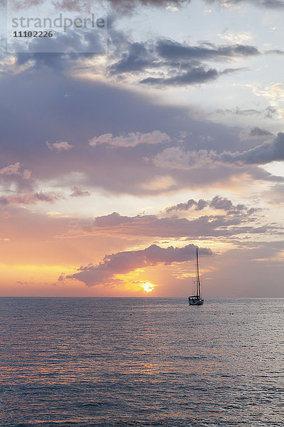 Segelboot bei Sonnenuntergang  Playa de Los Cristianos  Los Cristianos  Teneriffa  Kanarische Inseln  Spanien  Europa