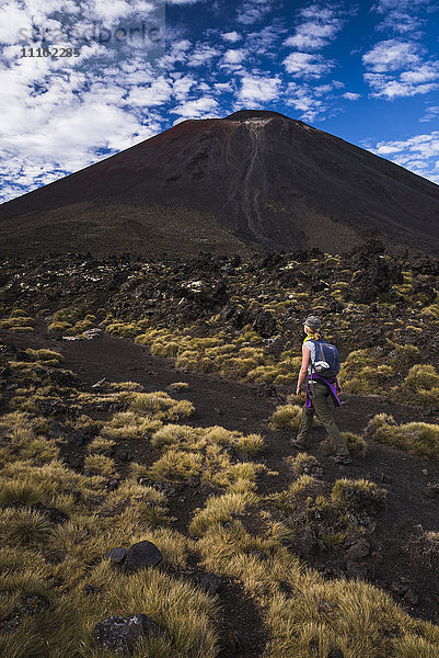 Frau beim Wandern auf dem Tongariro Alpine Crossing Trek  Tongariro National Park  UNESCO Weltkulturerbe  Nordinsel  Neuseeland  Pazifik