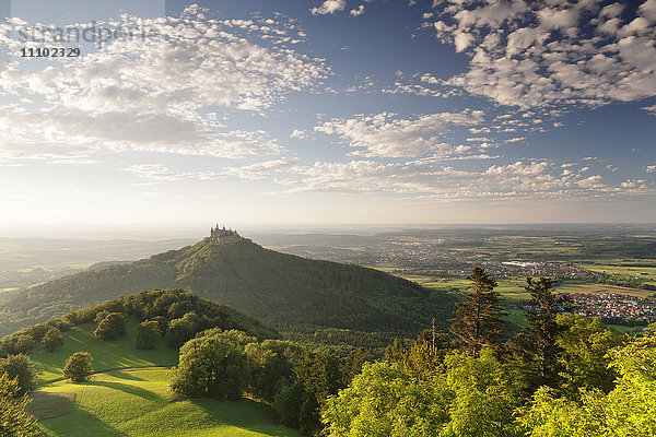 Burg Hohenzollern bei Sonnenuntergang  Schwäbische Alb  Baden Württemberg  Deutschland  Europa