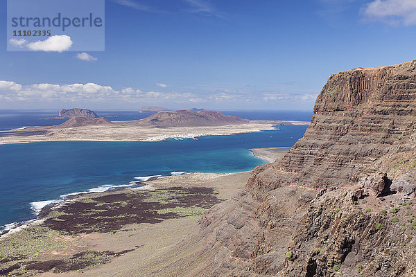 Blick vom Famara-Gebirge auf die Insel La Graciosa  Lanzarote  Kanarische Inseln  Spanien  Atlantik  Europa