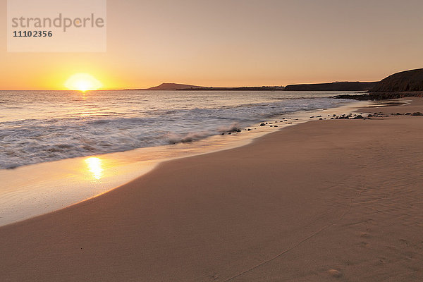 Strand Playa Papagayo bei Sonnenuntergang  nahe Playa Blanca  Lanzarote  Kanarische Inseln  Spanien  Atlantik  Europa