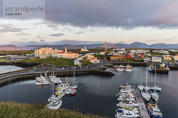 Die Hafenstadt Stykkisholmur  gesehen von der kleinen Insel Stykkia auf der Halbinsel Snaefellsnes  Island  Polarregionen
