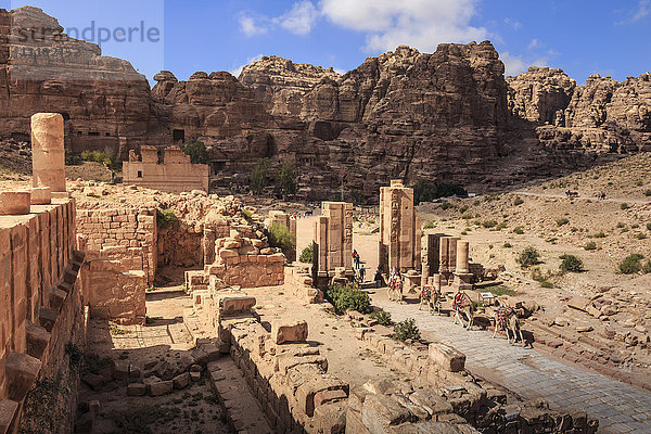 Kamelzug vor dem Temenos-Tor mit dem Qasr al-Bint-Tempel  Ruinenstadt Petra  Petra  UNESCO-Weltkulturerbe  Jordanien  Naher Osten