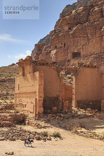 Einheimischer auf Esel passiert den Qasr al-Bint-Tempel  Blick von oben  Ruinenstadt Petra  Petra  UNESCO-Weltkulturerbe  Jordanien  Naher Osten
