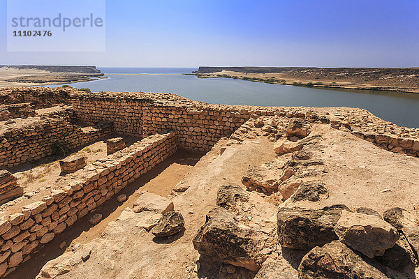 Sumhuram-Ruinen mit Blick auf Khor Rori (Rouri)  Land des Weihrauchs UNESCO-Weltkulturerbe  in der Nähe von Salalah  Region Dhofar  Oman  Naher Osten