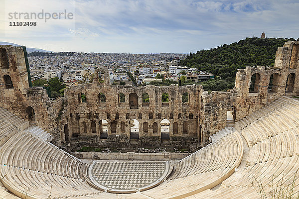 Theater des Herodes Atticus unterhalb der Akropolis mit dem Philippapos-Hügel und Stadtansicht  Athen  Griechenland  Europa