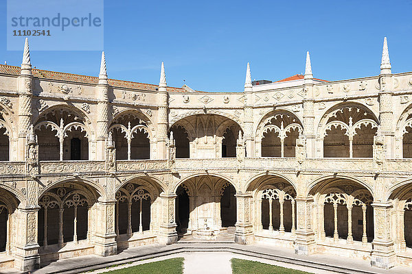 Innenhof des zweistöckigen Kreuzgangs  Mosteiro dos Jeronimos (Kloster der Hieronymiten)  UNESCO-Weltkulturerbe  Belem  Lissabon  Portugal  Europa