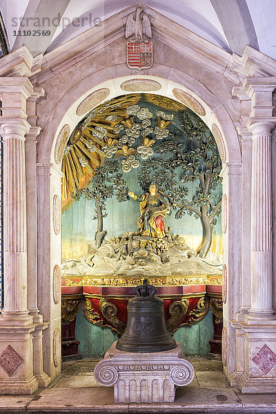 Altar und Gemälde  Convento de Nossa Senhora da Conceicao (Kloster Unserer Lieben Frau von der Empfängnis)  Regionalmuseum Dona Leonor  Beja  Alentejo  Portugal  Europa