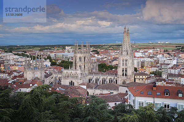 Stadt mit der gotischen Kathedrale  UNESCO-Welterbe  Burgos  Kastilien und Leon  Spanien  Europa