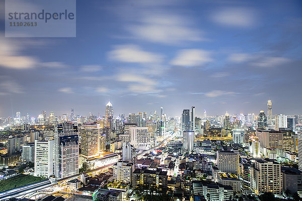 Skyline der Stadt bei Nacht  Bangkok  Thailand  Südostasien  Asien