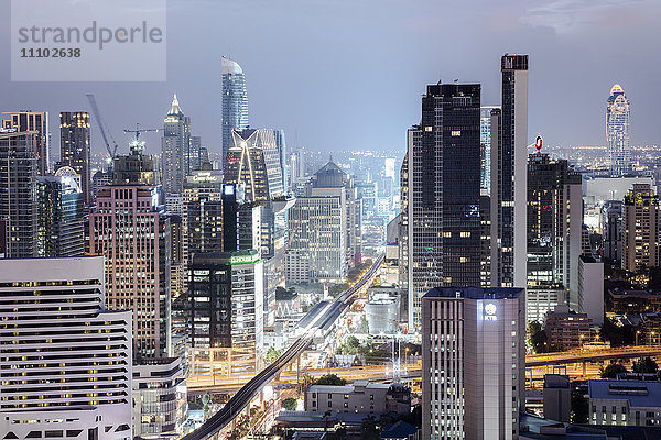 Skyline mit dem Skytrain und dem Stadtzentrum um die Sukhumvit Road und Chit Lom  Bangkok  Thailand  Südostasien  Asien