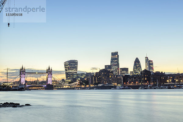 Skyline der Londoner City und Tower Bridge in der Dämmerung von Bermondsey aus  London  England  Vereinigtes Königreich  Europa