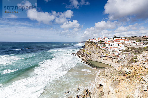 Blick von oben auf das Dorf Azenhas do Mar  umgeben von den Wellen des Atlantischen Ozeans  Sintra  Portugal  Europa