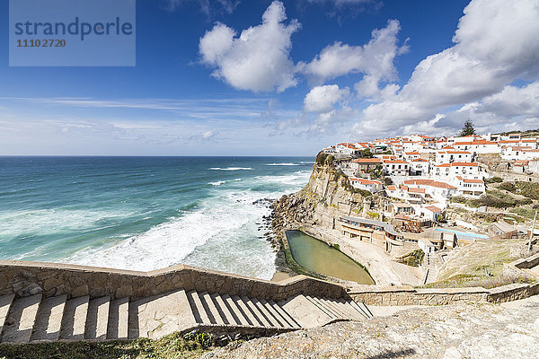 Blick von oben auf das Dorf Azenhas do Mar  umgeben von den Wellen des Atlantischen Ozeans  Sintra  Portugal  Europa