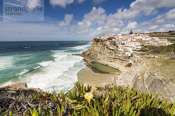 Blick von oben auf das hochgelegene Dorf Azenhas do Mar  umgeben vom Atlantik und grüner Vegetation  Sintra  Portugal  Europa