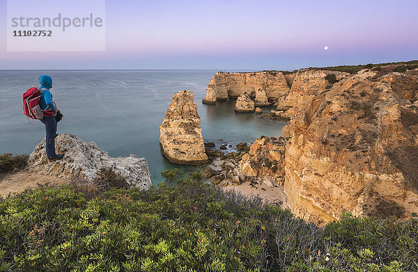 Der Fotograf bewundert die Klippen und das Meer von Praia da Marinha in der Morgendämmerung  Caramujeira  Gemeinde Lagoa  Algarve  Portugal  Europa