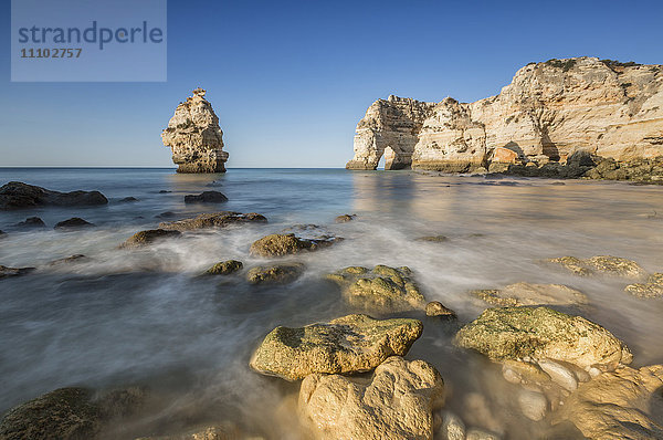Meereswellen und Klippen bei Sonnenaufgang  Praia da Marinha  Caramujeira  Gemeinde Lagoa  Algarve  Portugal  Europa