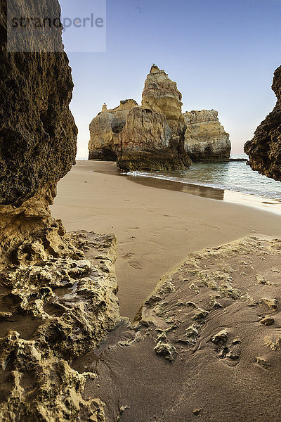 Eine Meereshöhle umrahmt den Ozean und die imposanten Klippen in der Morgendämmerung  Praia da Rocha  Portimao  Bezirk Faro  Algarve  Portugal  Europa