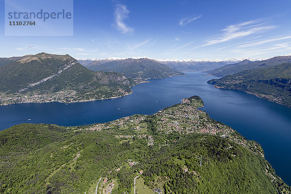 Luftaufnahme des Dorfes Bellagio  umrahmt vom blauen Wasser des Comer Sees an einem sonnigen Frühlingstag  Italienische Seen  Lombardei  Italien  Europa