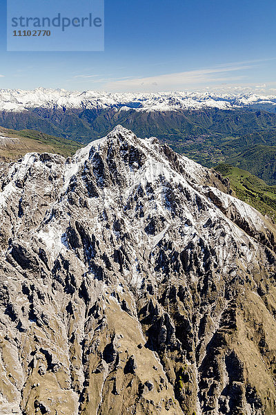 Luftaufnahme der schneebedeckten Bergkämme der Grignetta im Frühling  Provinz Lecco  Lombardei  Italien  Europa