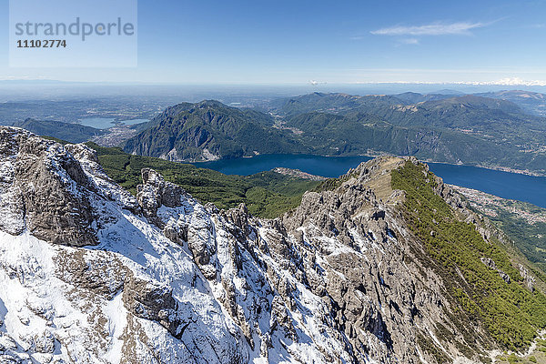 Luftaufnahme der schneebedeckten Bergkämme der Grignetta mit dem Comer See im Hintergrund  Provinz Lecco  Lombardei  Italien  Europa