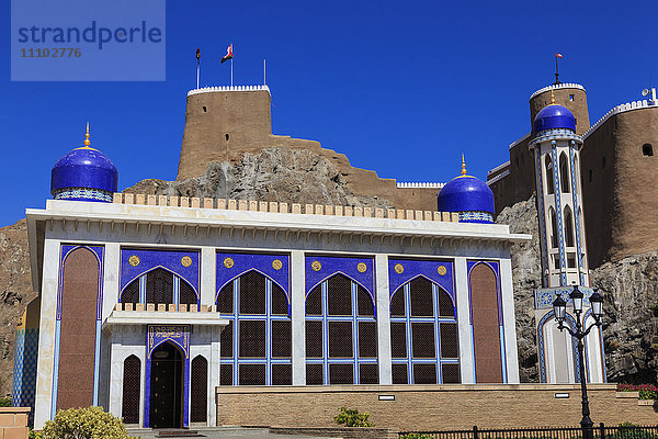 Blaue Kuppelmoschee mit Minarett und Al-Mirani Fort  Old Muscat  Oman  Naher Osten