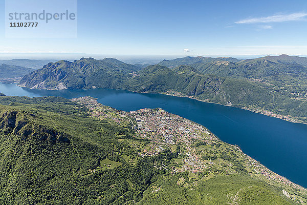 Luftaufnahme der Dörfer Mandello del Lario und Abbadia Lariana mit Blick auf den Comer See  Provinz Lecco  Italienische Seen  Lombardei  Italien  Europa