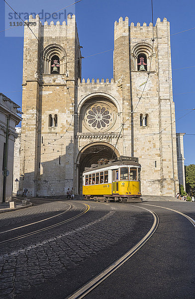 Die gelbe Straßenbahn Nummer 28 in der Nähe der alten Kathedrale (Se)  Stadtteil Alfama  Lissabon  Portugal  Europa