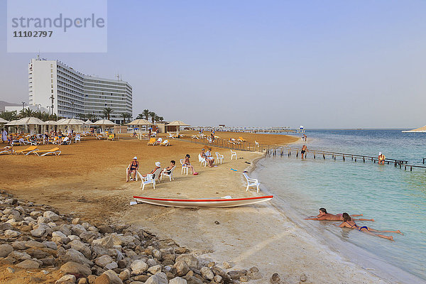 Ein Bokek (En Boqeq) Strand  mit Badenden im türkisfarbenen Meer und Entspannern an Land  Totes Meer  Israel  Naher Osten