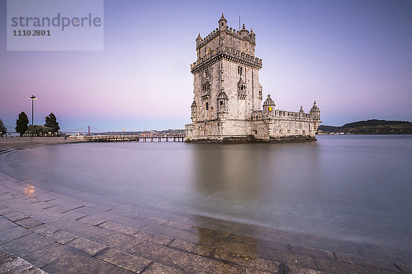 Bunte Abenddämmerung auf dem Turm von Belem  UNESCO-Weltkulturerbe  spiegelt sich im Fluss Tejo  Belem  Lissabon  Portugal  Europa
