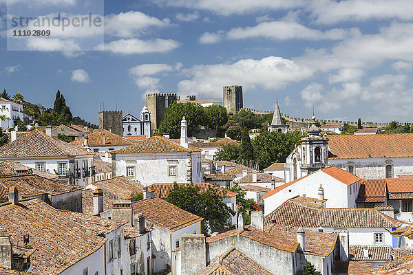 Blick auf die alte Burg von Obidos  die aus einer frühen römischen Siedlung hervorgegangen ist  Obidos  Bezirk Oeste Leiria  Portugal  Europa