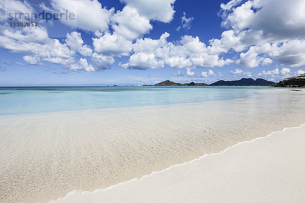 Blauer Himmel umrahmt den weißen Sand und das türkisfarbene karibische Meer  Ffryes Beach  Antigua  Antigua und Barbuda  Leeward Islands  Westindische Inseln  Karibik  Mittelamerika