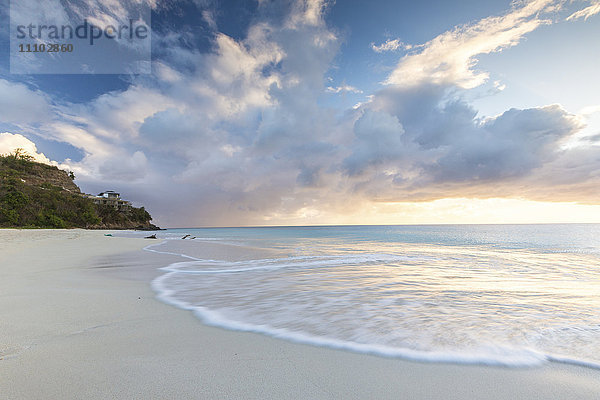 Der Himmel färbt sich bei Sonnenuntergang rosa und spiegelt sich am Ffryes Beach  Antigua  Antigua und Barbuda  Leeward Islands  Westindische Inseln  Karibik  Mittelamerika