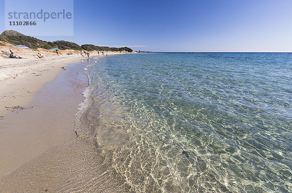 Das kristallklare türkise Wasser des Meeres umrahmt den Sandstrand  Sant Elmo Castiadas  Costa Rei  Cagliari  Sardinien  Italien  Mittelmeer  Europa